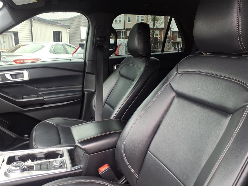 Ford Explorer Vehicle Full-screen Gallery Image 08