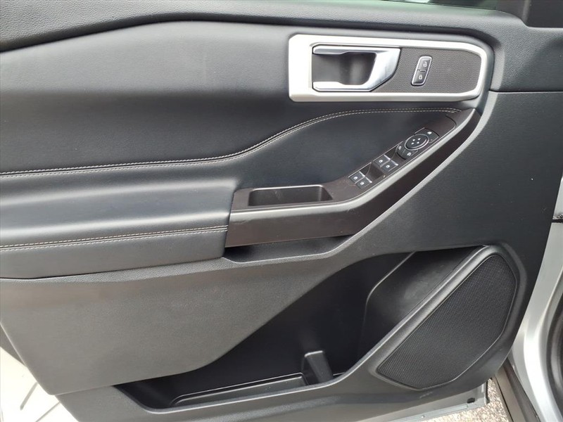 Ford Explorer Vehicle Full-screen Gallery Image 09