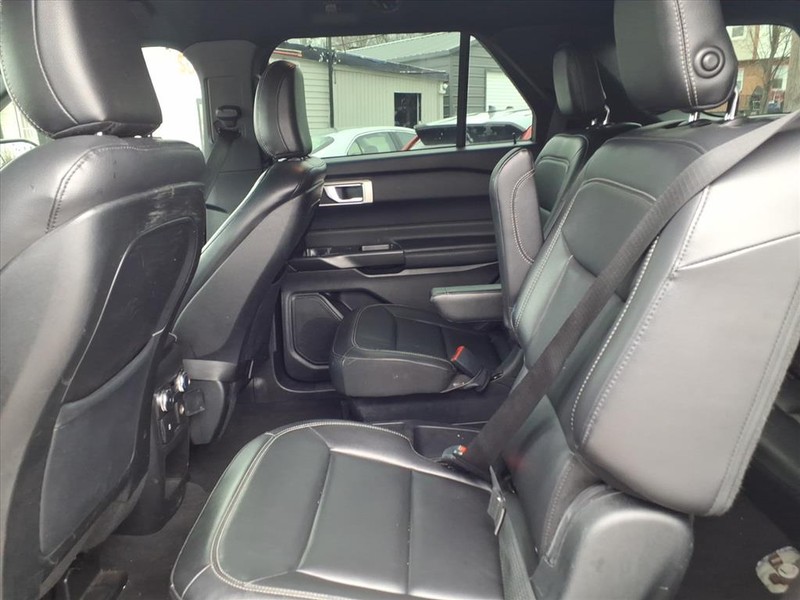 Ford Explorer Vehicle Full-screen Gallery Image 11