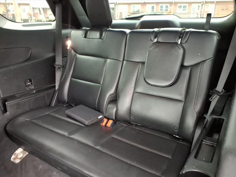 Ford Explorer Vehicle Full-screen Gallery Image 12