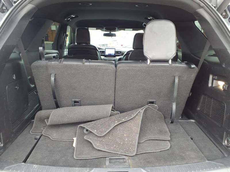 Ford Explorer Vehicle Full-screen Gallery Image 13