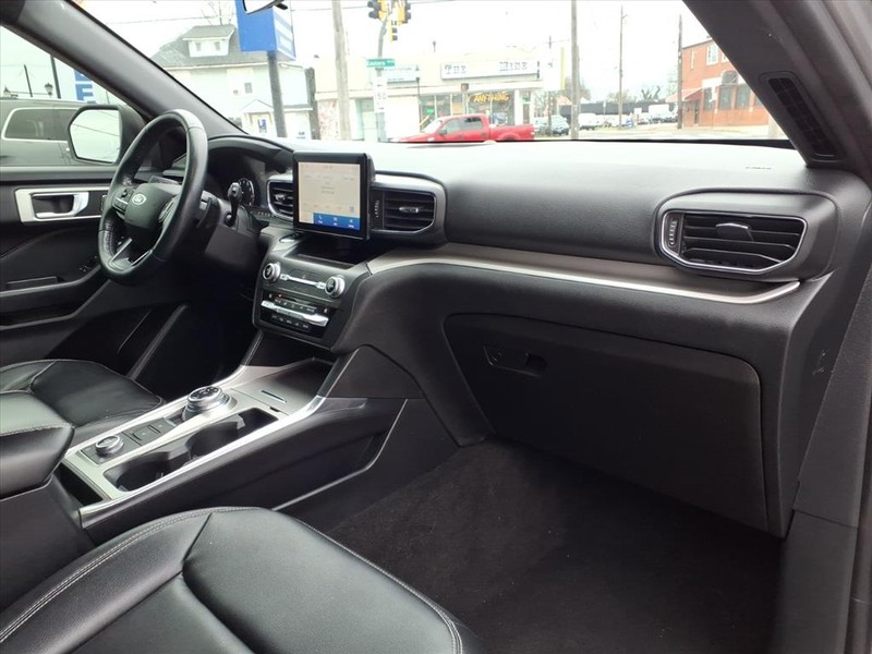 Ford Explorer Vehicle Full-screen Gallery Image 14