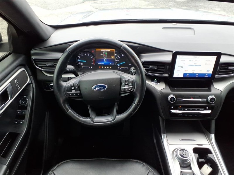 Ford Explorer Vehicle Full-screen Gallery Image 16