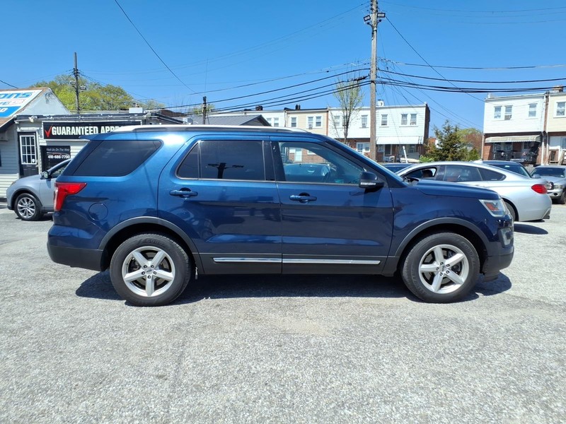 Ford Explorer Vehicle Full-screen Gallery Image 05
