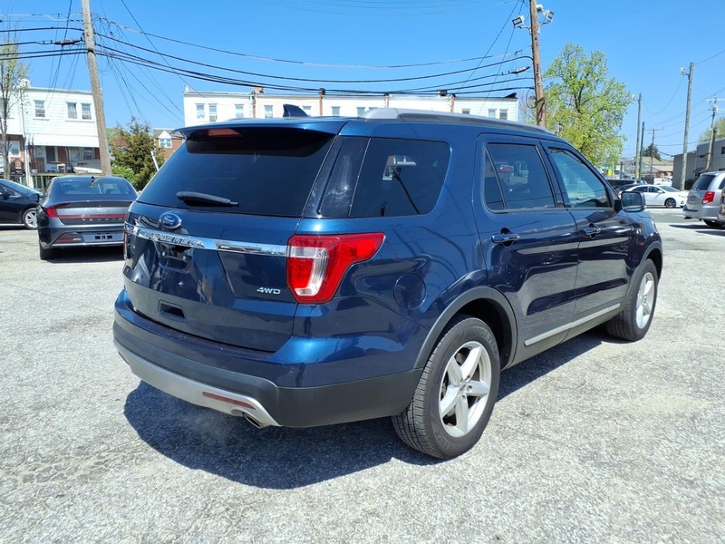Ford Explorer Vehicle Full-screen Gallery Image 06
