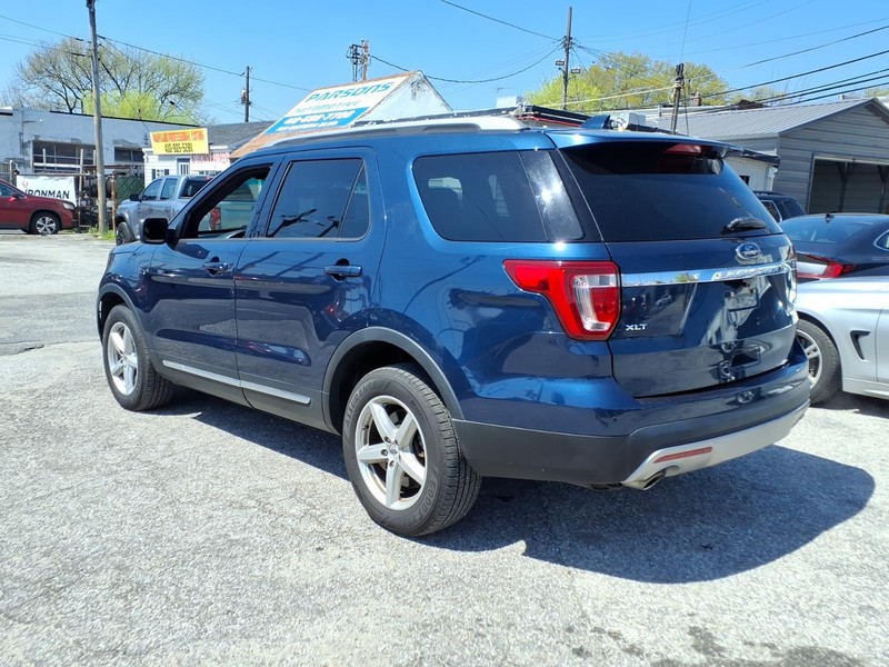 Ford Explorer Vehicle Full-screen Gallery Image 08