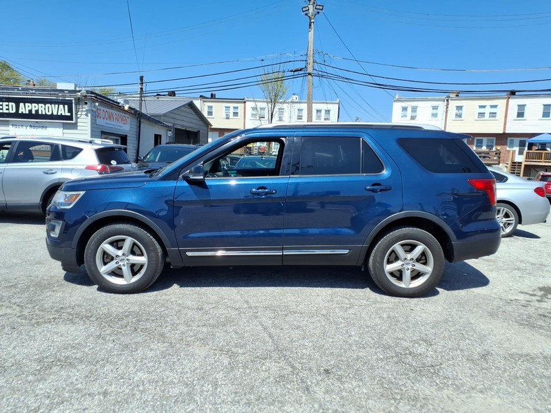 Ford Explorer Vehicle Full-screen Gallery Image 09