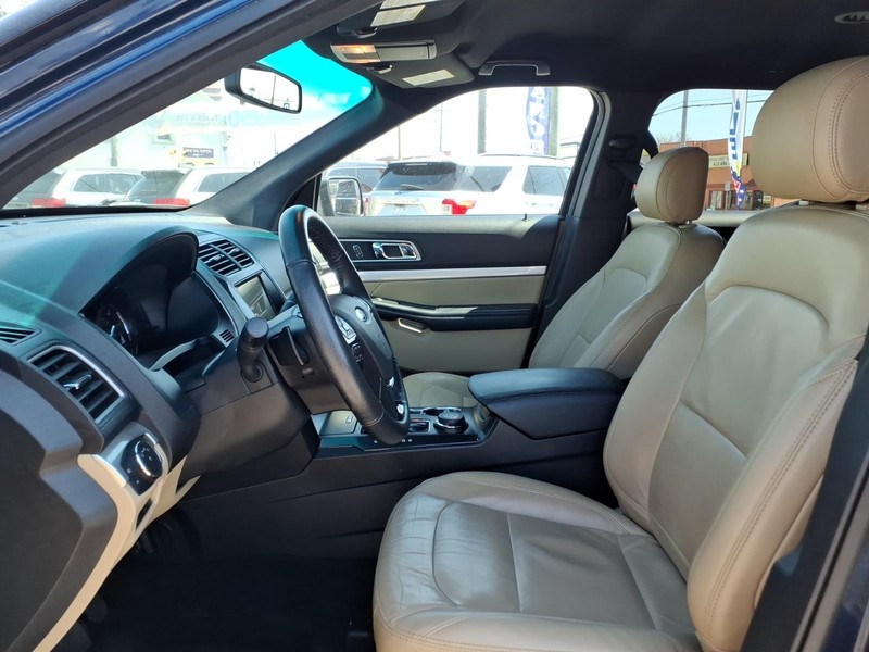 Ford Explorer Vehicle Full-screen Gallery Image 10
