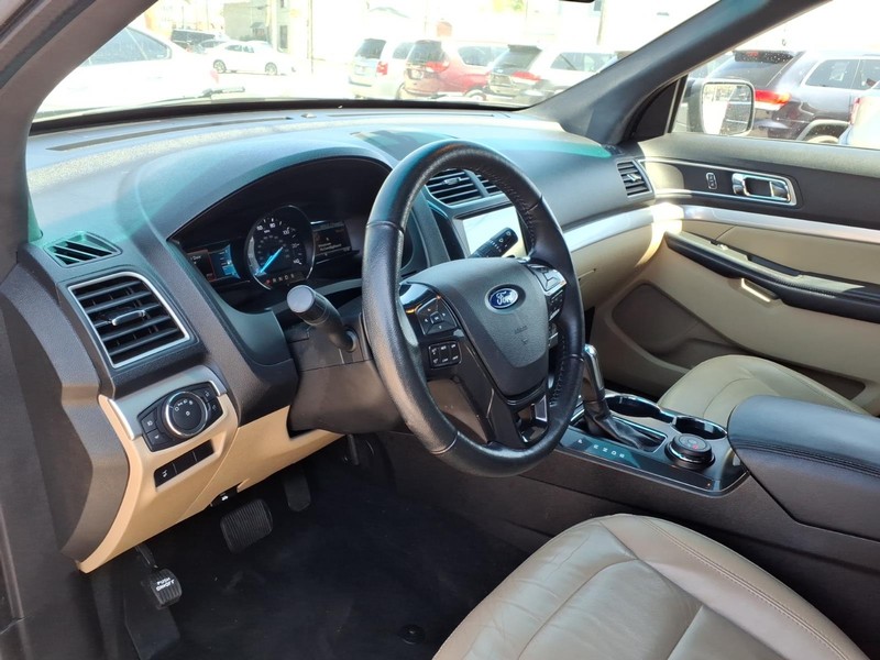 Ford Explorer Vehicle Full-screen Gallery Image 11