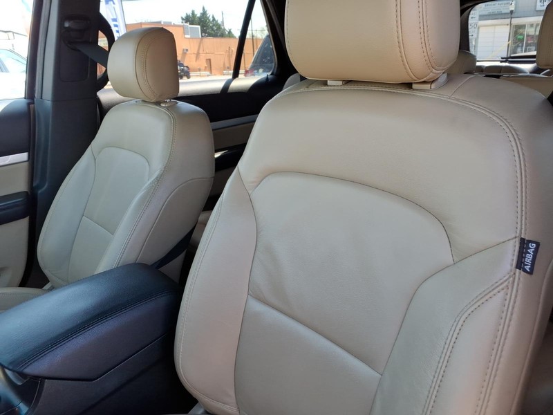 Ford Explorer Vehicle Full-screen Gallery Image 12