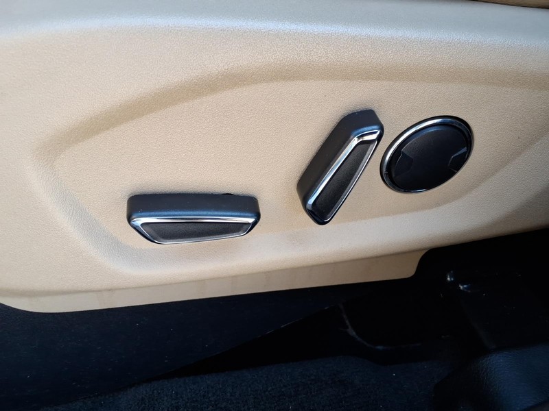Ford Explorer Vehicle Full-screen Gallery Image 13