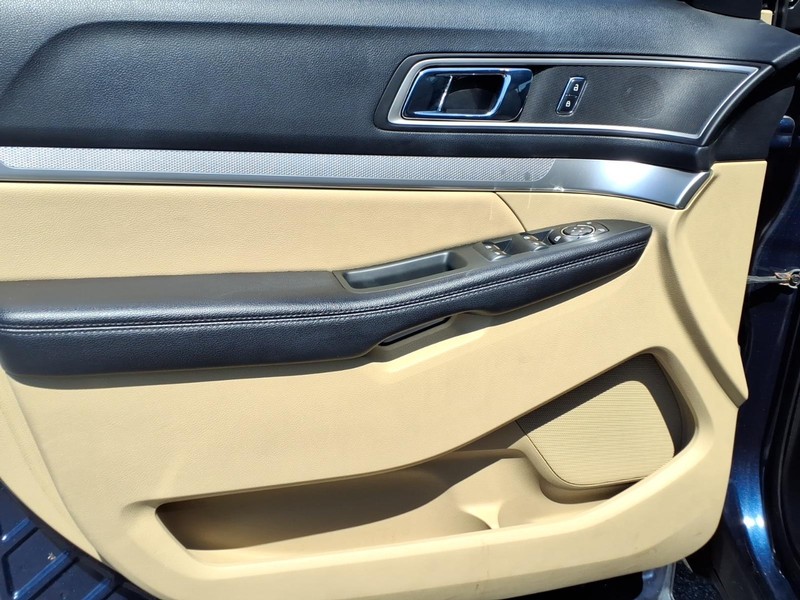 Ford Explorer Vehicle Full-screen Gallery Image 14