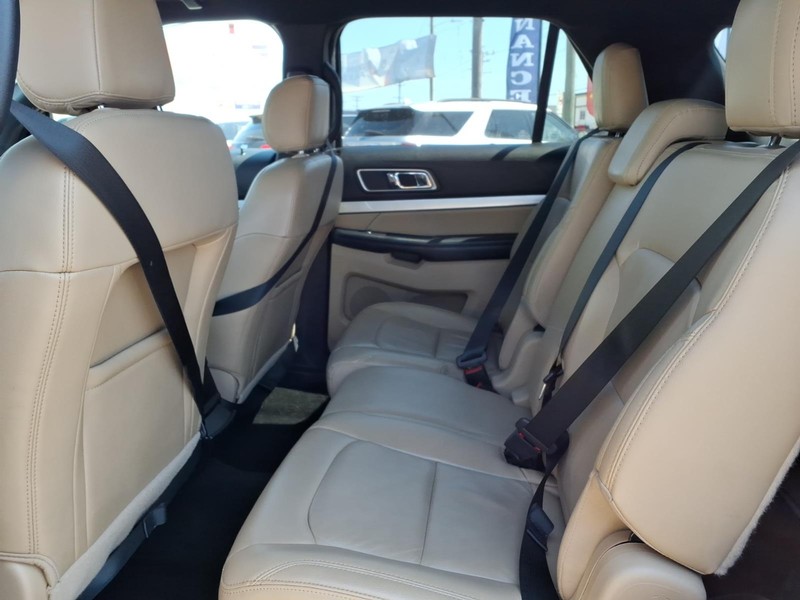 Ford Explorer Vehicle Full-screen Gallery Image 15