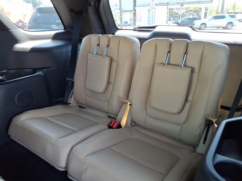 Ford Explorer Vehicle Full-screen Gallery Image 16