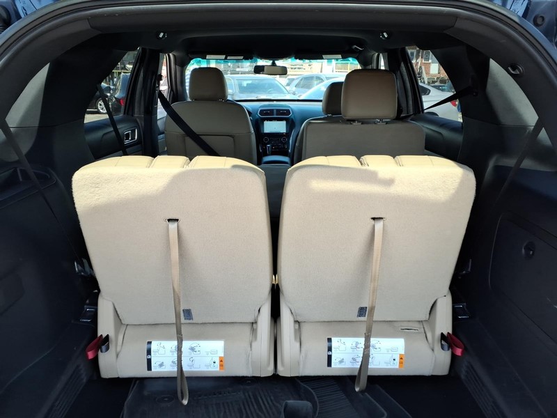 Ford Explorer Vehicle Full-screen Gallery Image 17