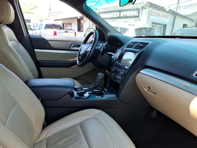 Ford Explorer Vehicle Full-screen Gallery Image 18