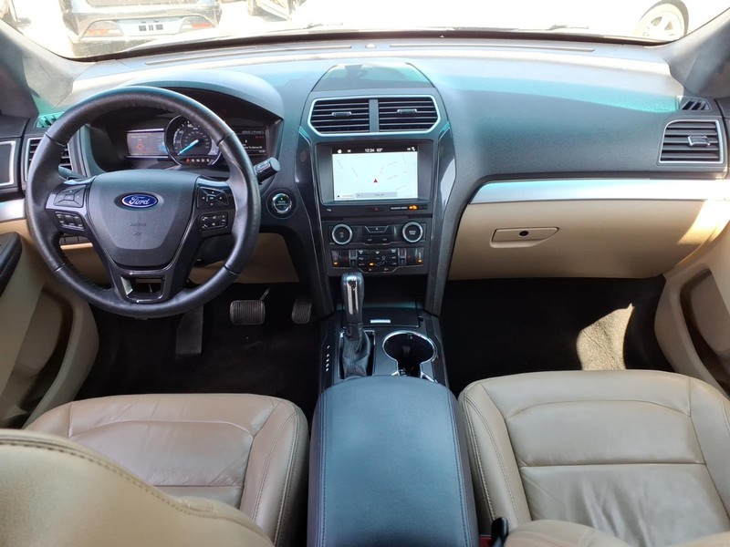 Ford Explorer Vehicle Full-screen Gallery Image 20