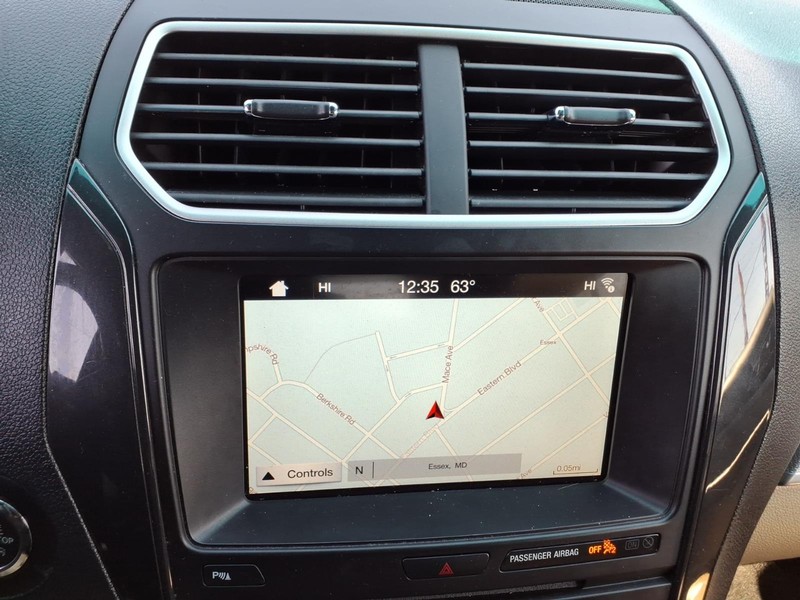 Ford Explorer Vehicle Full-screen Gallery Image 21
