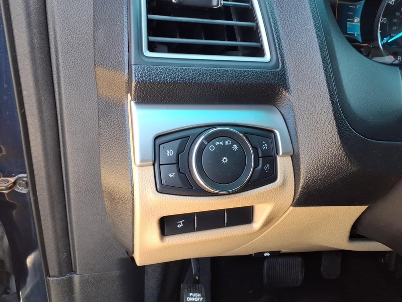 Ford Explorer Vehicle Full-screen Gallery Image 24