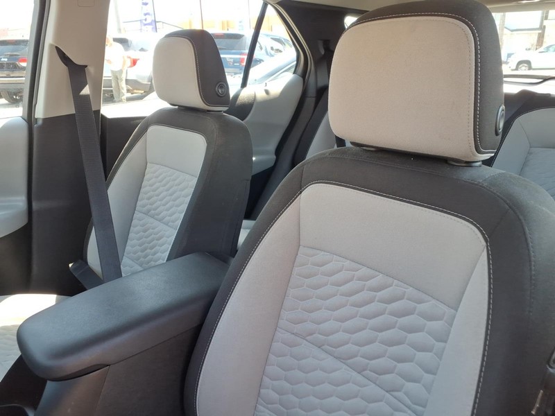 Chevrolet Equinox Vehicle Full-screen Gallery Image 17