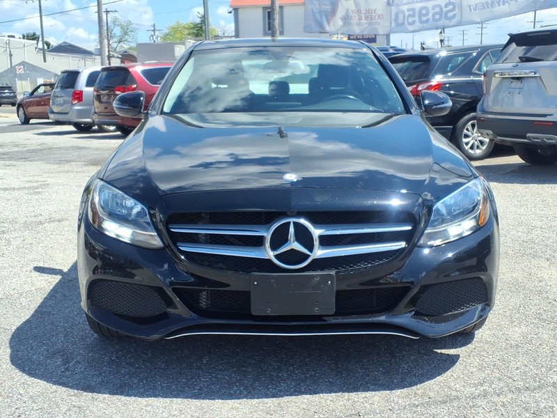 Mercedes-Benz C-Class Vehicle Full-screen Gallery Image 03