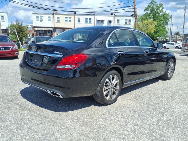 Mercedes-Benz C-Class Vehicle Full-screen Gallery Image 04