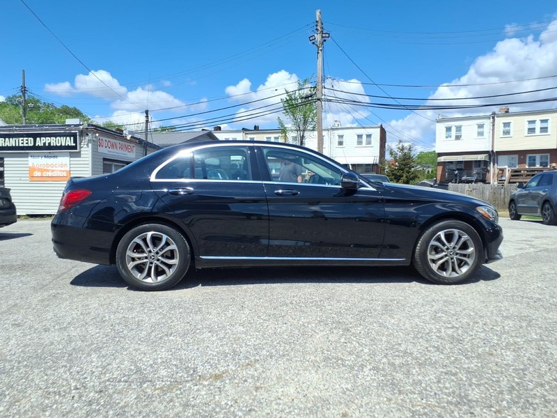 Mercedes-Benz C-Class Vehicle Full-screen Gallery Image 05