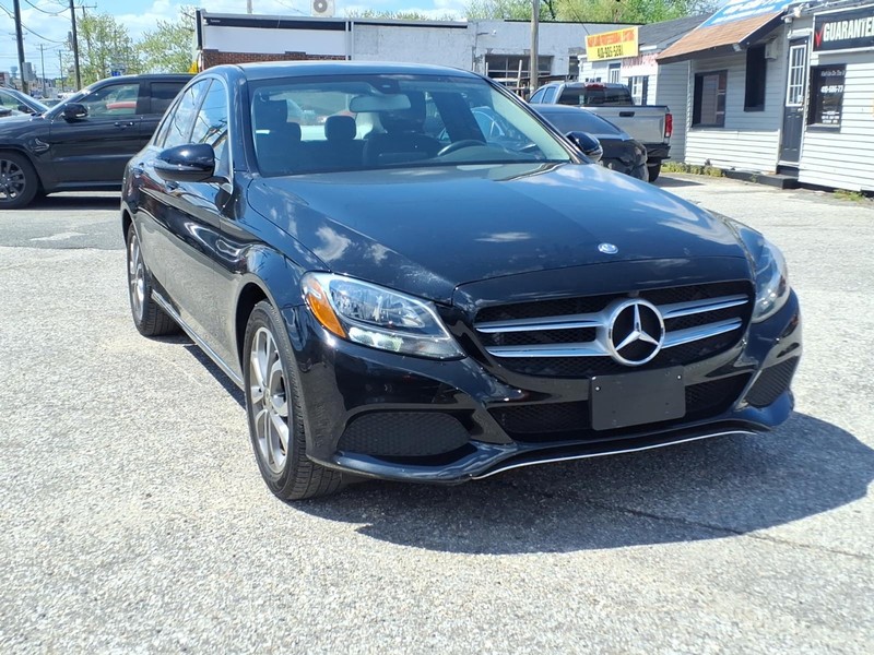 Mercedes-Benz C-Class Vehicle Full-screen Gallery Image 06