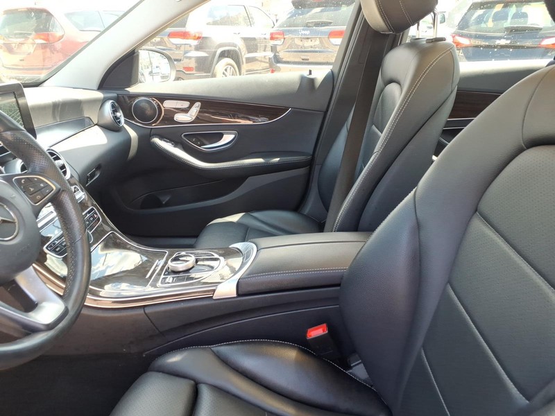 Mercedes-Benz C-Class Vehicle Full-screen Gallery Image 07