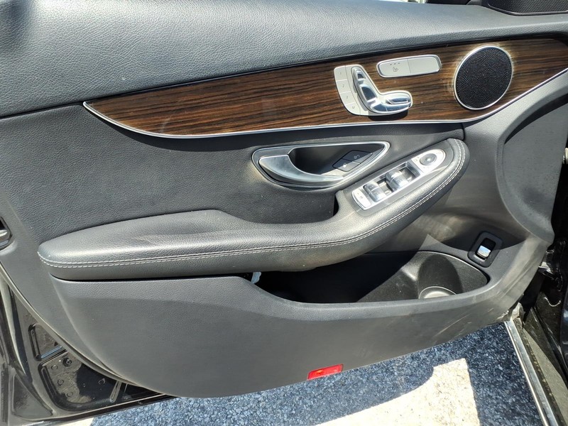 Mercedes-Benz C-Class Vehicle Full-screen Gallery Image 08