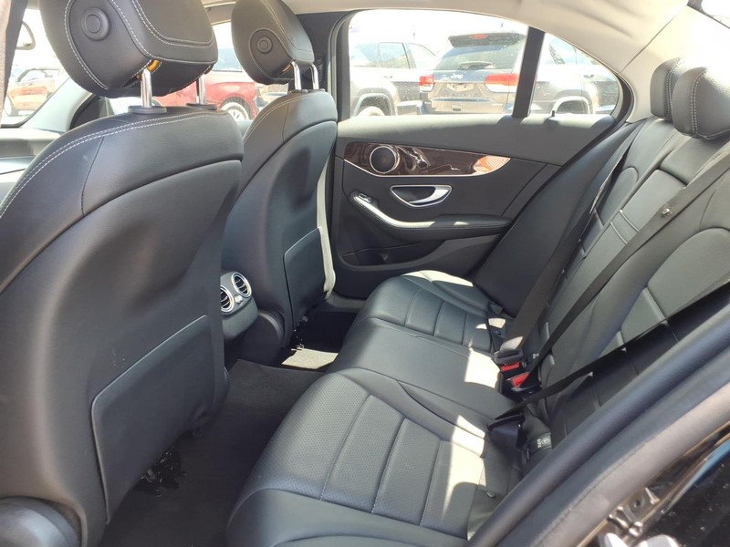 Mercedes-Benz C-Class Vehicle Full-screen Gallery Image 09