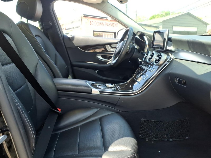 Mercedes-Benz C-Class Vehicle Full-screen Gallery Image 11
