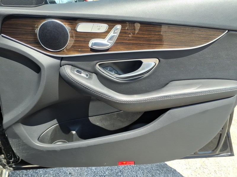 Mercedes-Benz C-Class Vehicle Full-screen Gallery Image 12