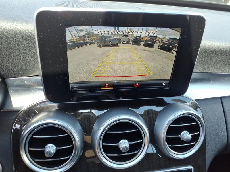 Mercedes-Benz C-Class Vehicle Full-screen Gallery Image 13