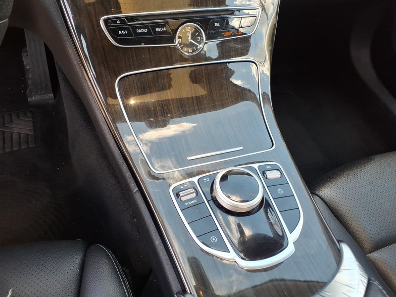 Mercedes-Benz C-Class Vehicle Full-screen Gallery Image 14