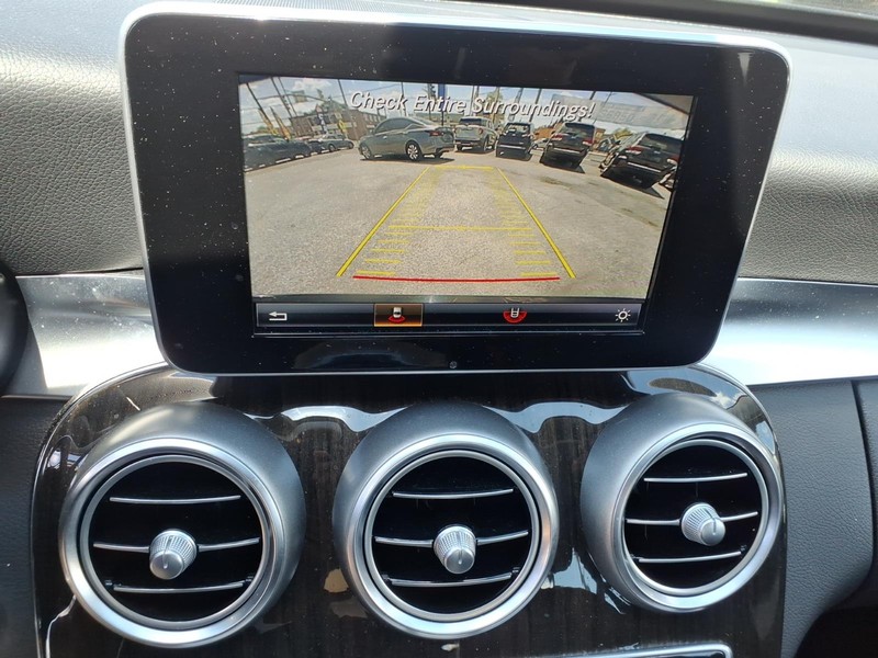 Mercedes-Benz C-Class Vehicle Full-screen Gallery Image 15