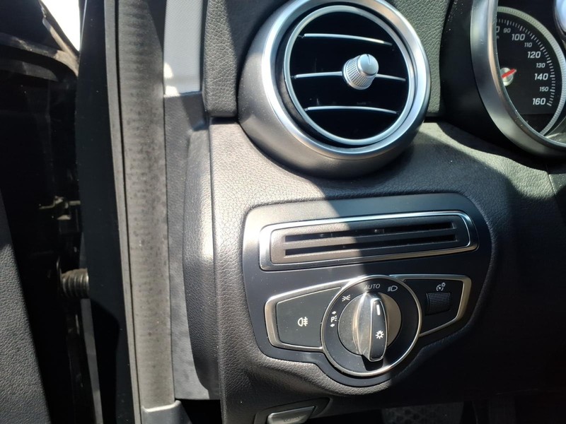 Mercedes-Benz C-Class Vehicle Full-screen Gallery Image 16