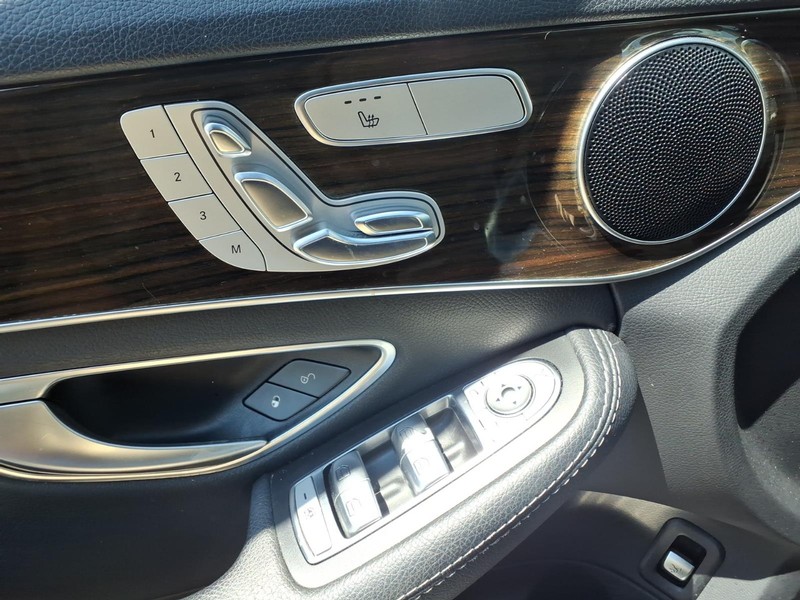 Mercedes-Benz C-Class Vehicle Full-screen Gallery Image 17