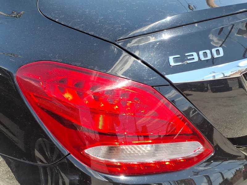 Mercedes-Benz C-Class Vehicle Full-screen Gallery Image 19