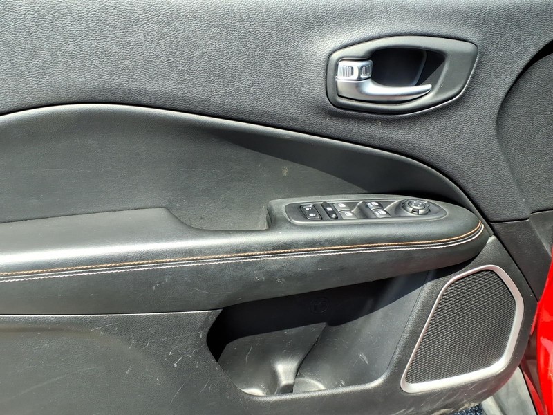 Jeep Compass Vehicle Full-screen Gallery Image 10