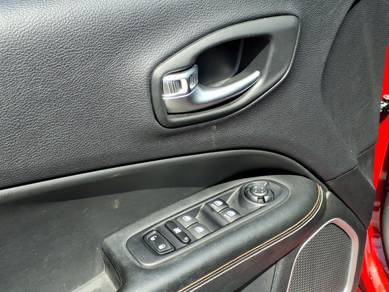 Jeep Compass Vehicle Full-screen Gallery Image 11