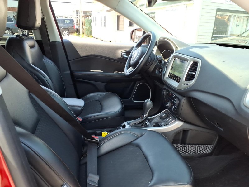 Jeep Compass Vehicle Full-screen Gallery Image 16