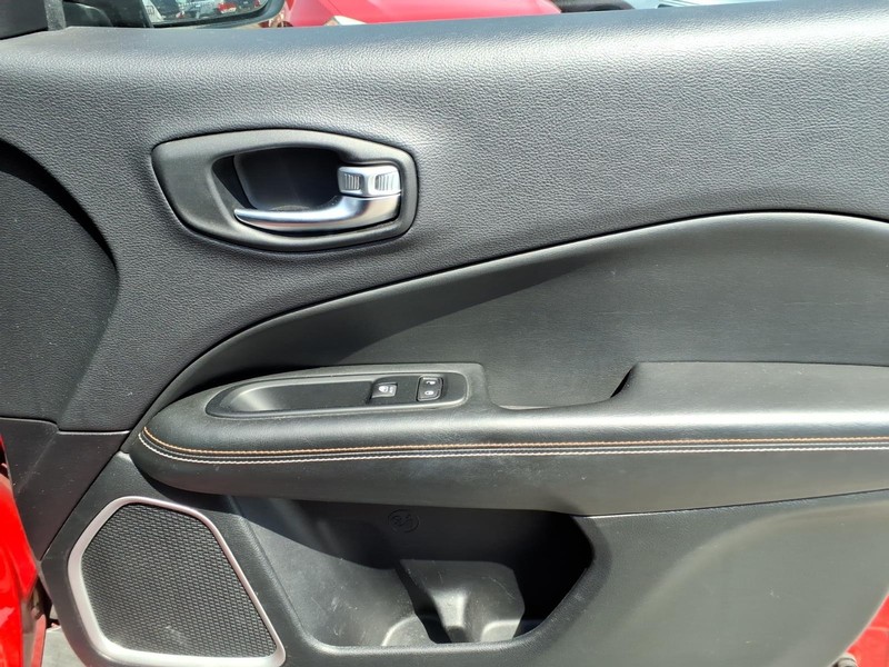 Jeep Compass Vehicle Full-screen Gallery Image 17