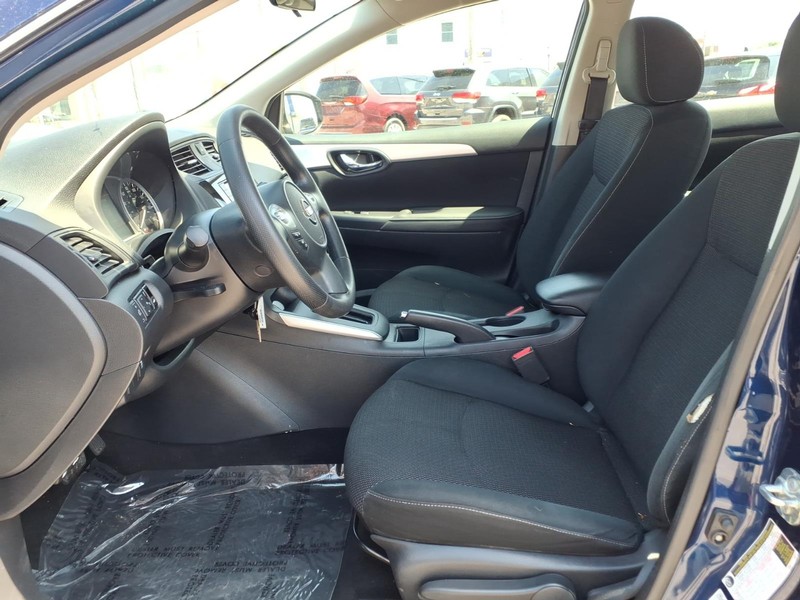 Nissan Sentra Vehicle Full-screen Gallery Image 08