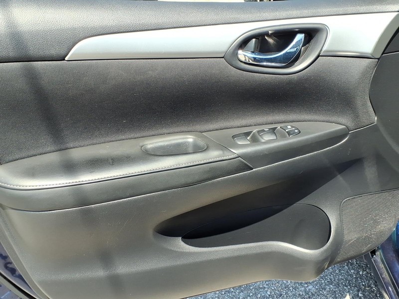 Nissan Sentra Vehicle Full-screen Gallery Image 10