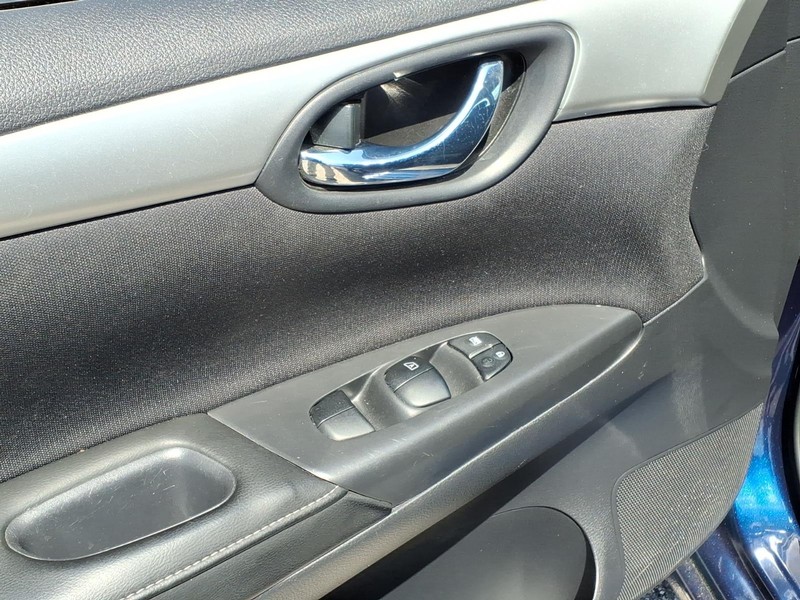 Nissan Sentra Vehicle Full-screen Gallery Image 11