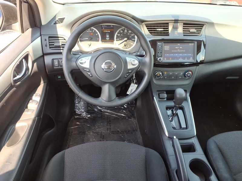 Nissan Sentra Vehicle Full-screen Gallery Image 14