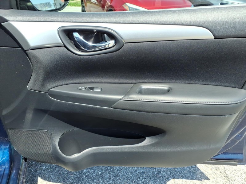 Nissan Sentra Vehicle Full-screen Gallery Image 16