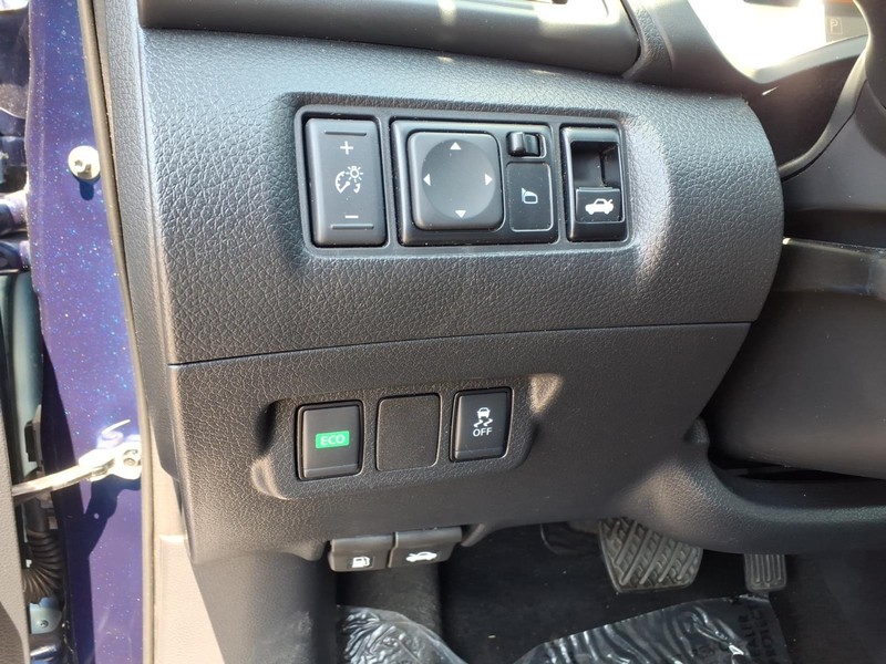 Nissan Sentra Vehicle Full-screen Gallery Image 20