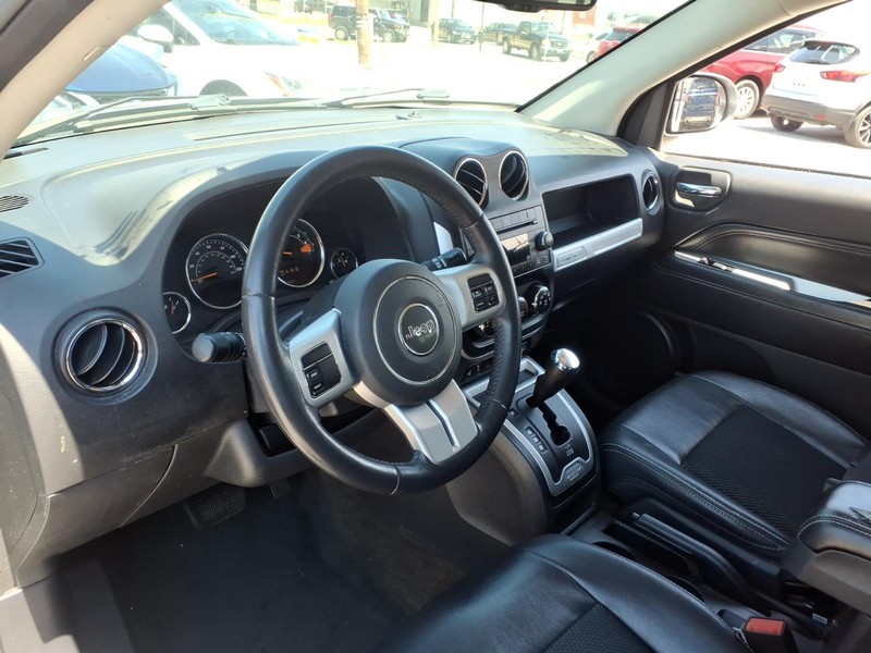 Jeep Compass Vehicle Full-screen Gallery Image 10